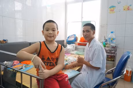 Hà Nội: Cậu bé 8 tuổi mắc căn bệnh lạ “ngất xỉu khi nâng đầu dậy”