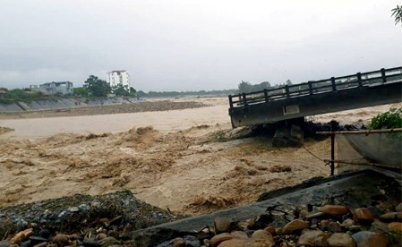 Cầu Thia bị sập 2 nhịp cầu và một mố cầu, khiến 4 người mất tích. (Ảnh: báo Yên Bái)