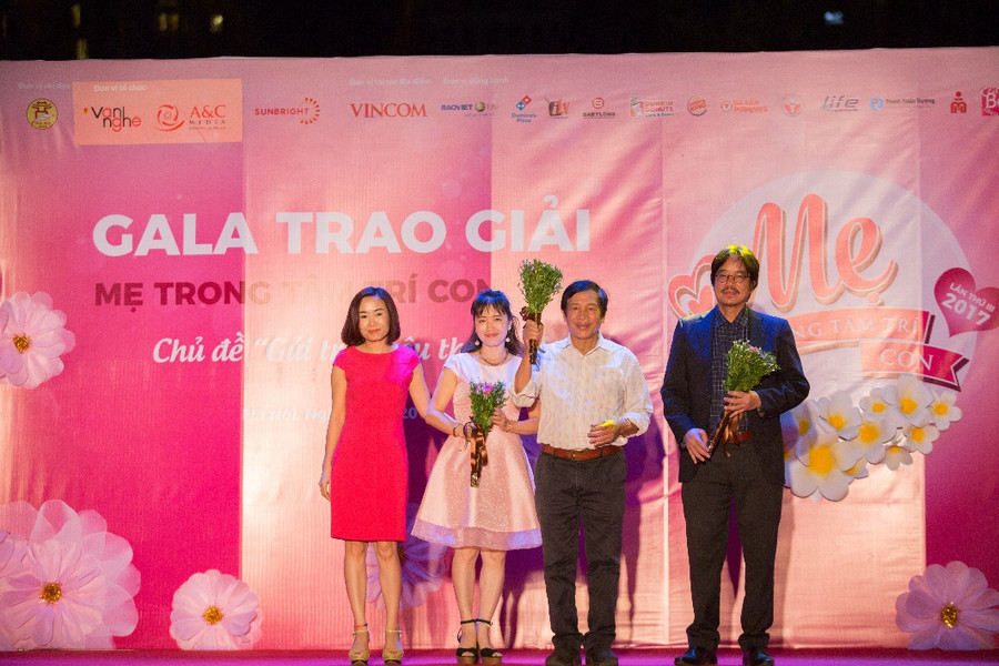 Ban giám khảo cuộc thi: Nhà báo Nguyễn Thị Bích Ngọc – báo Thiếu Niên Tiền Phong; Nhà báo Khuất Quang Thụy – TBT báo Văn Nghệ; Nghệ sĩ Nguyễn Sĩ Tiến – Đạo diễn, PGĐ nhà hát Tuổi Trẻ Ban giám khảo cuộc thi: Nhà báo Nguyễn Thị Bích Ngọc – báo Thiếu Niên Tiền Phong; Nhà báo Khuất Quang Thụy – TBT báo Văn Nghệ; Nghệ sĩ Nguyễn Sĩ Tiến – Đạo diễn, PGĐ nhà hát Tuổi Trẻ