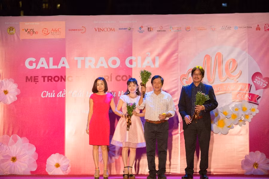 Ban giám khảo cuộc thi: Nhà báo Nguyễn Thị Bích Ngọc – báo Thiếu Niên Tiền Phong; Nhà báo Khuất Quang Thụy – TBT báo Văn Nghệ; Nghệ sĩ Nguyễn Sĩ Tiến – Đạo diễn, PGĐ nhà hát Tuổi Trẻ Ban giám khảo cuộc thi: Nhà báo Nguyễn Thị Bích Ngọc – báo Thiếu Niên Tiền Phong; Nhà báo Khuất Quang Thụy – TBT báo Văn Nghệ; Nghệ sĩ Nguyễn Sĩ Tiến – Đạo diễn, PGĐ nhà hát Tuổi Trẻ