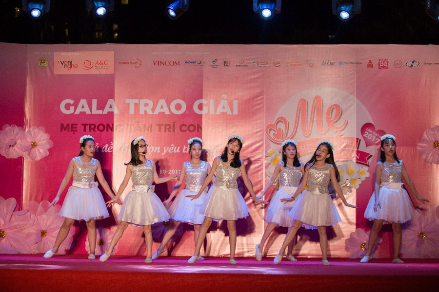 Tiết mục múa “Chỉ có một trên đời” tới từ các em học sinh trường THCS Đoàn Kết Tiết mục múa “Chỉ có một trên đời” tới từ các em học sinh trường THCS Đoàn Kết