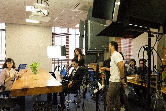 Diễn viên hài Vân Dung trong vai đối tác”tung hứng” Mỹ Dung trong khi kí kết hợp đồng.