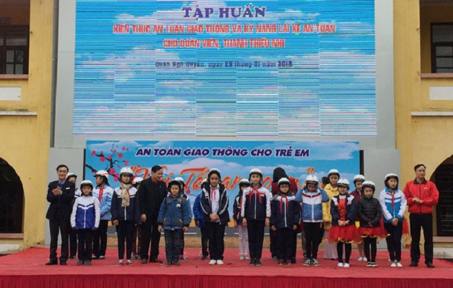 Ban tổ chức trao tặng mũ bảo hiểm đạt chuẩn cho 21 em thiếu nhi tiêu biểu. Ảnh: cttđt Ban tổ chức trao tặng mũ bảo hiểm đạt chuẩn cho 21 em thiếu nhi tiêu biểu. Ảnh: cttđt