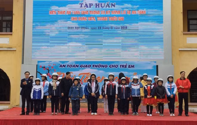 Ban tổ chức trao tặng mũ bảo hiểm đạt chuẩn cho 21 em thiếu nhi tiêu biểu. Ảnh: cttđt