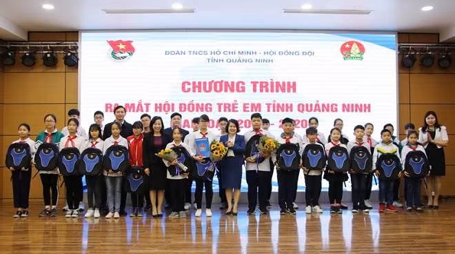 Các đại biểu của Hội đồng Trẻ em tỉnh Quảng Ninh trong lễ ra mắt, ảnh: QTV