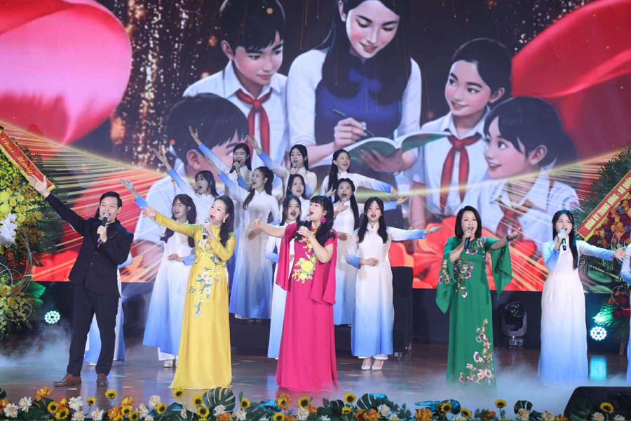 Spectacol susținut de profesori și elevi la cea de-a 43-a aniversare a Zilei Profesorului Vietnamez. f0e94ea1-b04b-47a0-bd48-9ec4070d7075.jpg