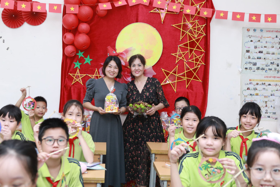 Cô giáo, phụ huynh cùng các em học sinh. 2.jpg