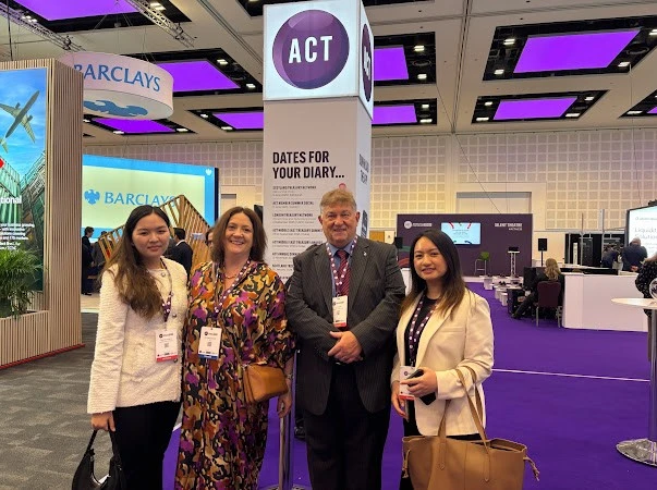 Lê Cẩm Khương chụp cùng bà Annette Spencer – CEO ACT ; Tiến sĩ Ian Padgin – Giảng viên Đại học Sheffield Hallam.