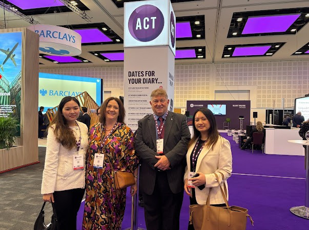 Lê Cẩm Khương chụp cùng bà Annette Spencer – CEO ACT ; Tiến sĩ Ian Padgin – Giảng viên Đại học Sheffield Hallam.