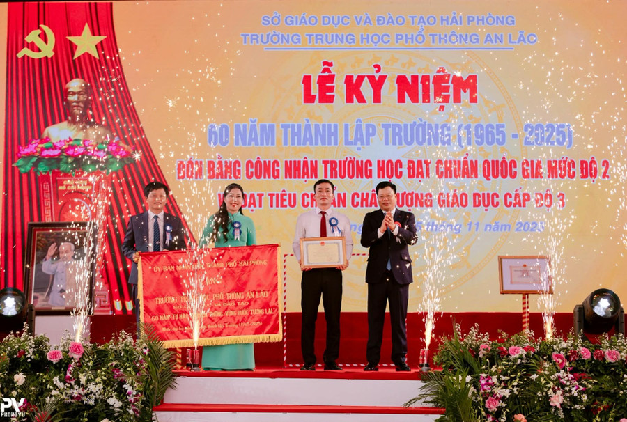 Trường THPT An Lão vinh dự nhận Bức trướng và Bằng khen do UBND TP Hải Phòng tặng.