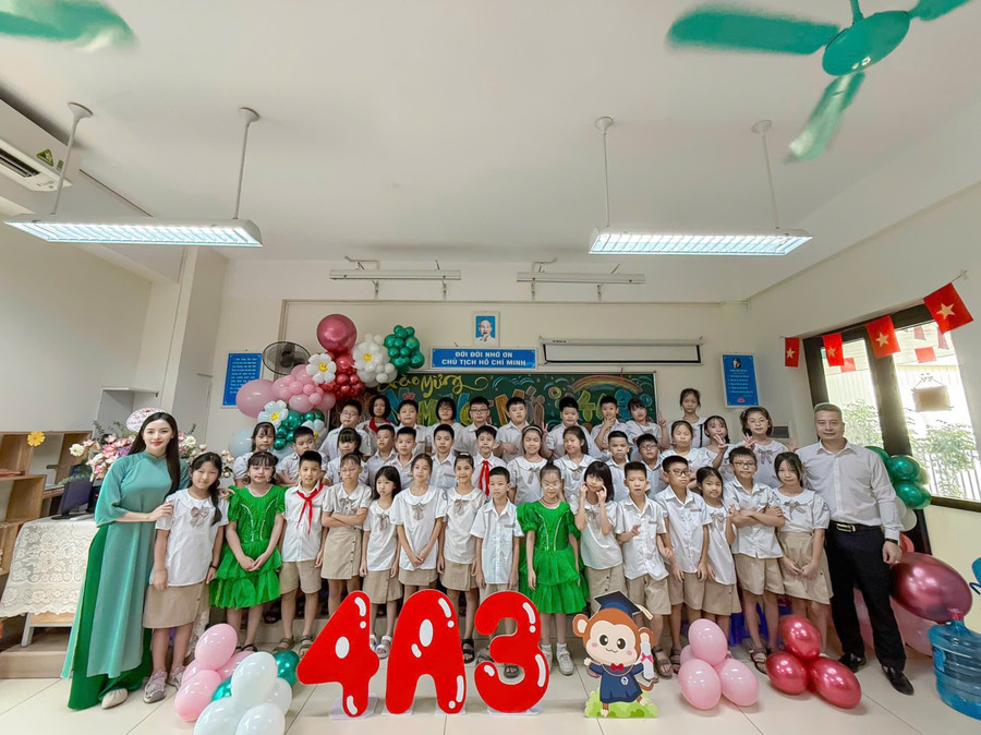 Đại diện Ban phụ huynh cùng chung vui với cô trò trong ngày khai giảng. f236ec48-06ab-4c72-957f-8d8fafcfd066.jpg