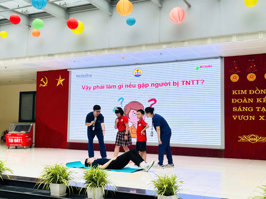 Học sinh Trường Tiểu học Kim Đồng chia sẻ hiểu biết về phòng chống tai nạn thương tích.