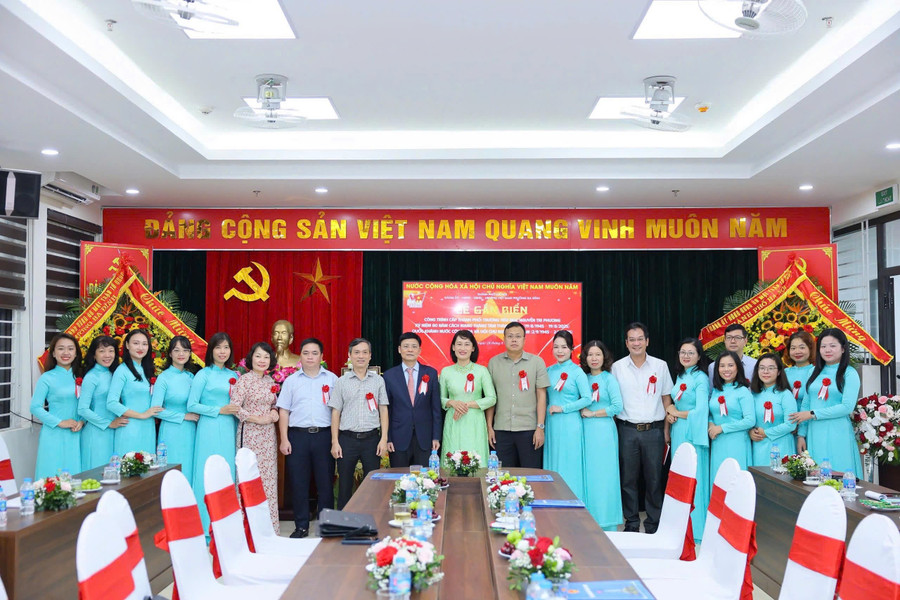 Đại biểu chúc mừng Trường Tiểu học Nguyễn Tri Phương. 0a122300-7cb3-4a94-8e73-39ca96d7c5df.jpg