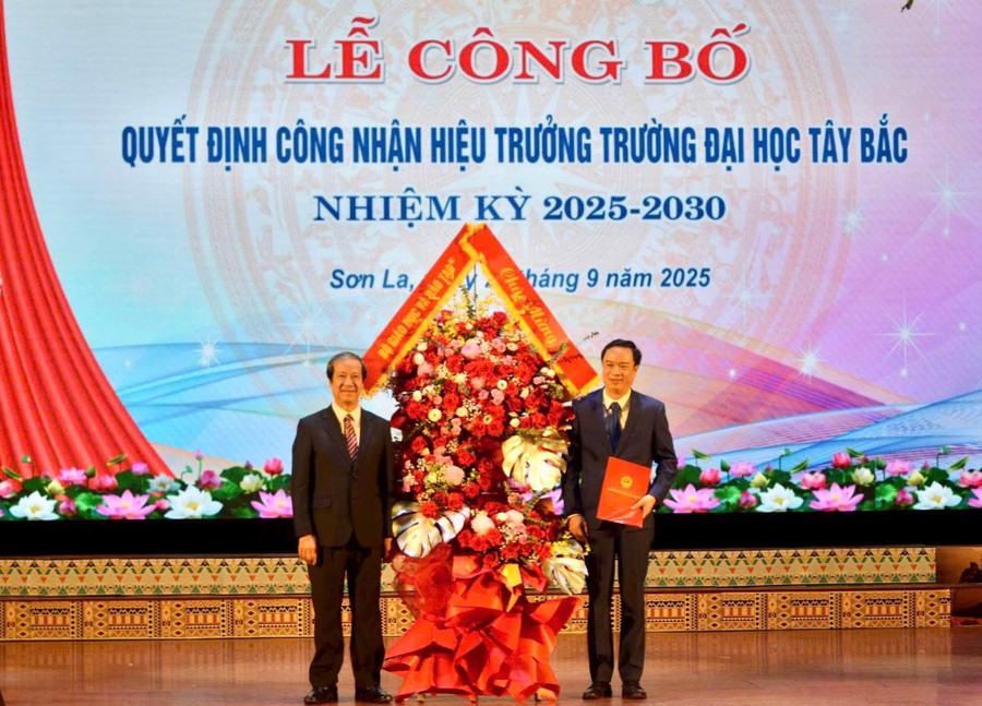 Bộ trưởng Nguyễn Kim Sơn tặng hoa và trao quyết định công nhận Hiệu trưởng Trường Đại học Tây Bắc.
