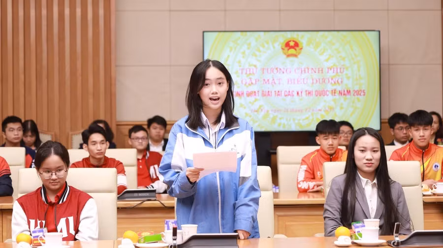 Trương Thanh Xuân lớp 12 Trường THPT chuyên Bắc Ninh vinh dự chia sẻ tại buổi gặp mặt của Thủ tướng Chính phủ.