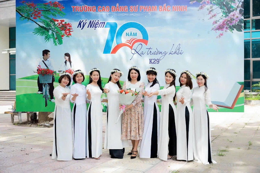 Nhà giáo Nguyễn Thị Dư chia sẻ với các sinh viên ngành mầm non.