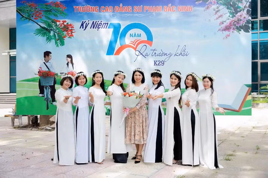 Nhà giáo Nguyễn Thị Dư chia sẻ với các sinh viên ngành mầm non.