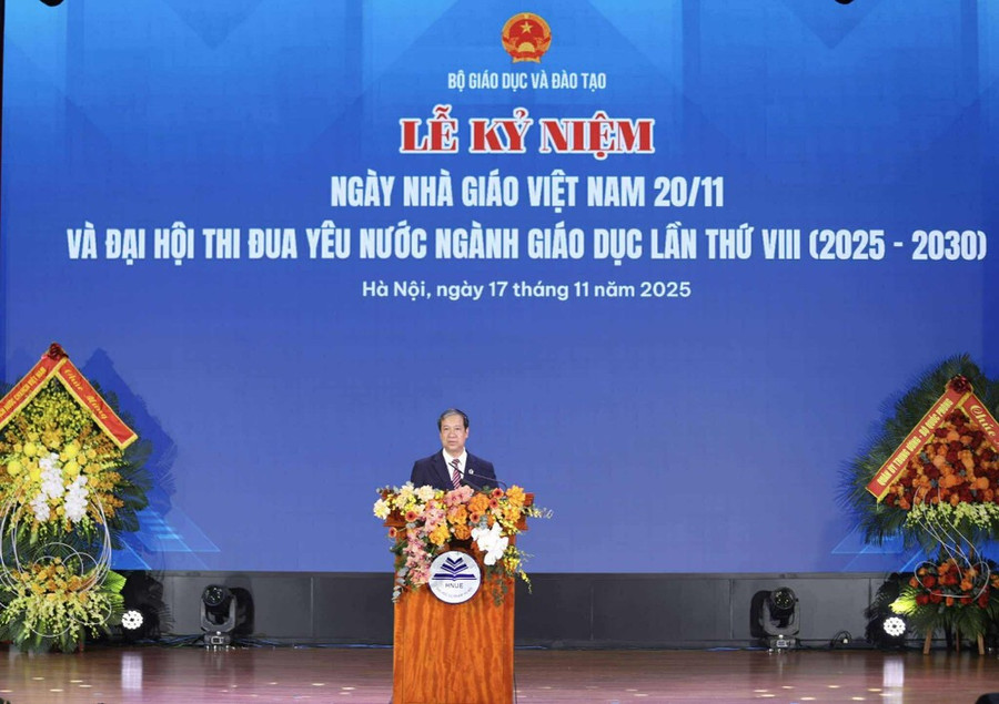 Ministrul Nguyen Kim Son - Președintele Consiliului pentru Emulație și Recompensă din cadrul Ministerului Educației și Formării Profesionale, a vorbit la cea de-a 43-a aniversare a Zilei Profesorilor Vietnamezi și la cel de-al 8-lea Congres pentru Emulație Patriotică. Foto: Le Cuong. 77019ba7-f6f0-4dc4-a728-a5c6b09c535e.jpg