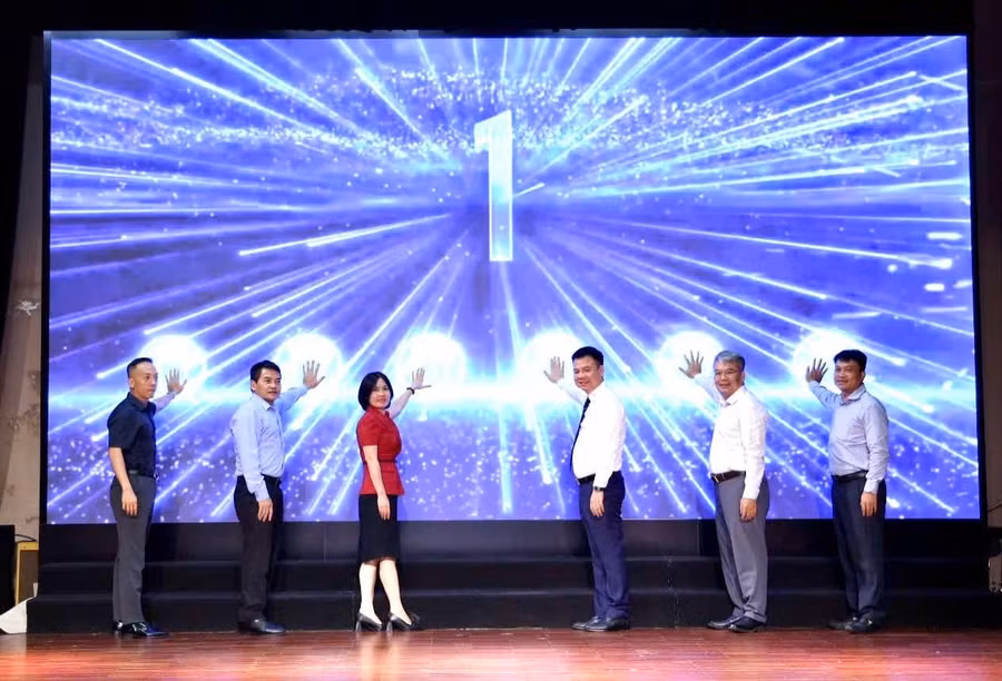 Các đại biểu thực hiện nghi thức phát động cuộc thi.