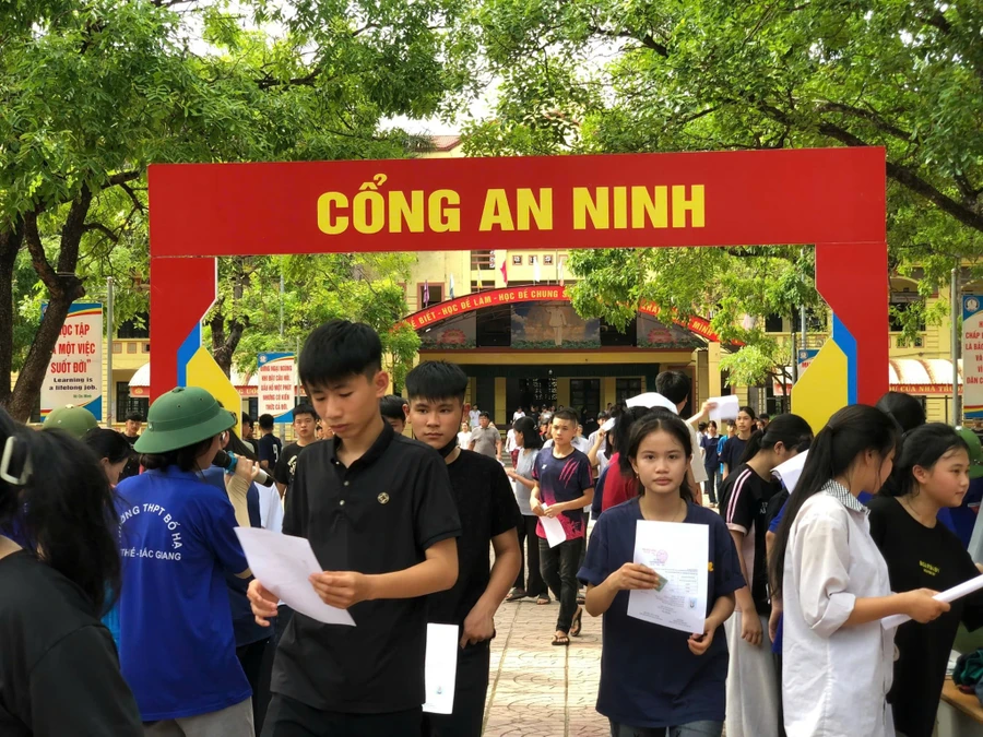 Thí sinh làm thủ tục đăng ký dự thi.