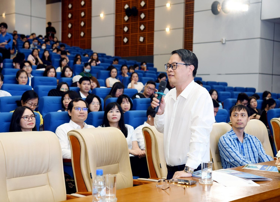 TS. Vũ Văn Ngọc - Viện trưởng Viện Đào tạo Tiên tiến, Chất lượng cao & POHE - ĐH Kinh tế Quốc dân giải đáp câu hỏi của sinh viên. c2430486-5374-4fbf-bda1-b90cbcb47a35.jpg