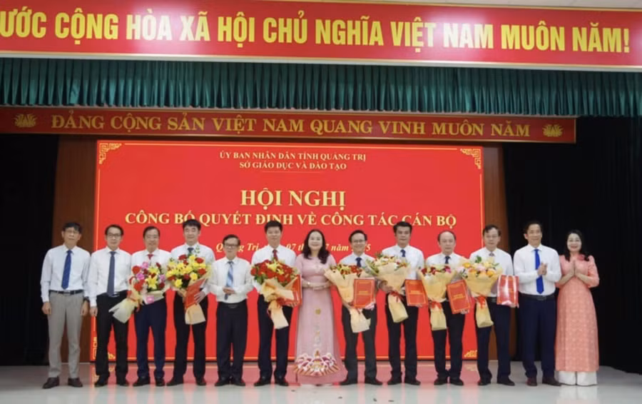 Lãnh đạo Sở GD&ĐT Quảng Trị tặng hoa chúc mừng các Trưởng phòng chuyên môn, nghiệp vụ.