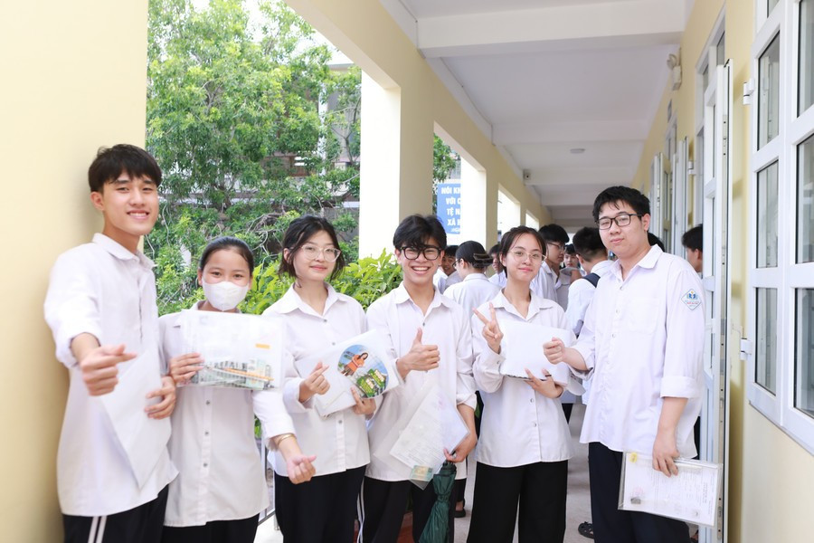 Thí sinh dự thi tại điểm thi Trường THPT Ngô Quyền, TP Nam Định, tỉnh Nam Định. Ảnh: Đình Tuệ.