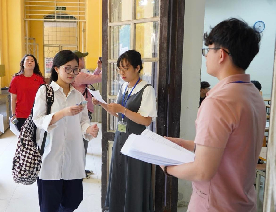 Thí sinh trên cả nước làm thủ tục dự thi tốt nghiệp THPT năm 2025