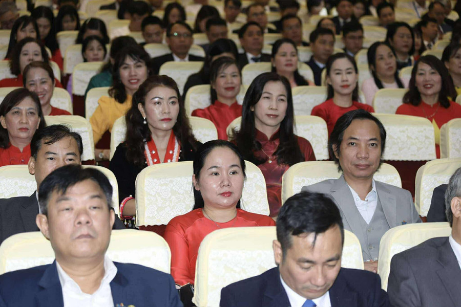 La ceremonie au participat peste 300 de delegați remarcabili, reprezentanți avansați tipici aleși din cadrul Conferințelor Model Avansat de toate nivelurile, precum și colective și indivizi avansați tipici din mișcările de emulare patriotică. 6c8895cd-f8fd-4404-b36d-5c3ed7365b03.jpg