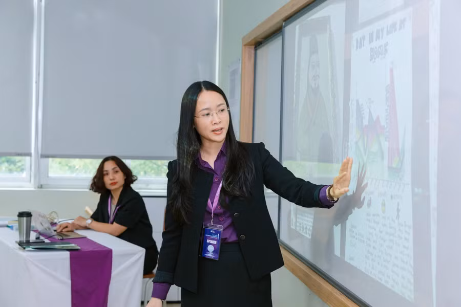 Cô Trần Phương Thanh, giáo viên Ngữ văn, Trường THPT Olympia (Hà Nội) chia sẻ tại mini workshop "viết sâu".