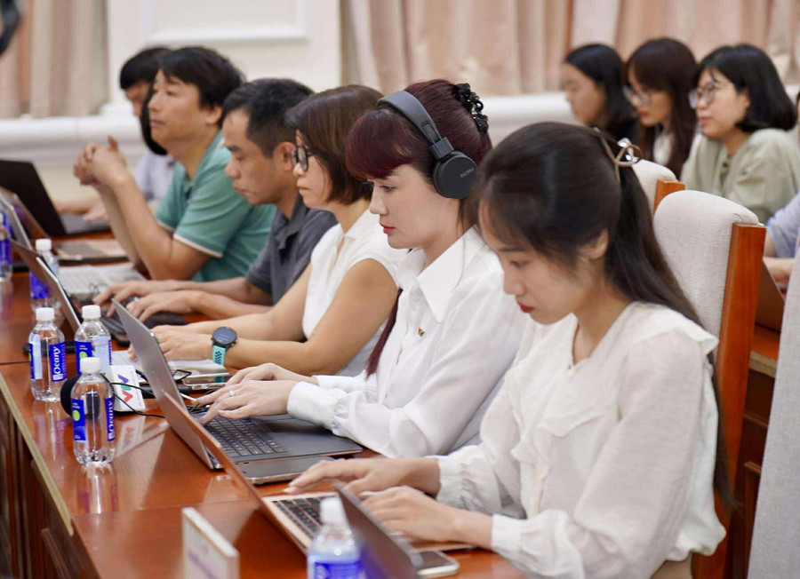 Phóng viên dự họp báo. hop-bao.jpg