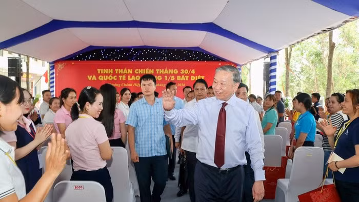 Tổng Bí thư, Chủ tịch nước Tô Lâm thăm, động viên công nhân, người lao động tiêu biểu tại TP Hồ Chí Minh. Ảnh: Thống Nhất/TTXVN