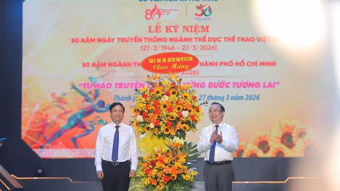 Lãnh đạo UBND TPHCM tặng hoa chúc mừng Sở Văn hóa và Thể thao TPHCM nhân kỷ niệm 80 năm Ngày truyền thống ngành thể dục thể thao Việt Nam và 50 năm ngành thể dục thể thao TPHCM. 