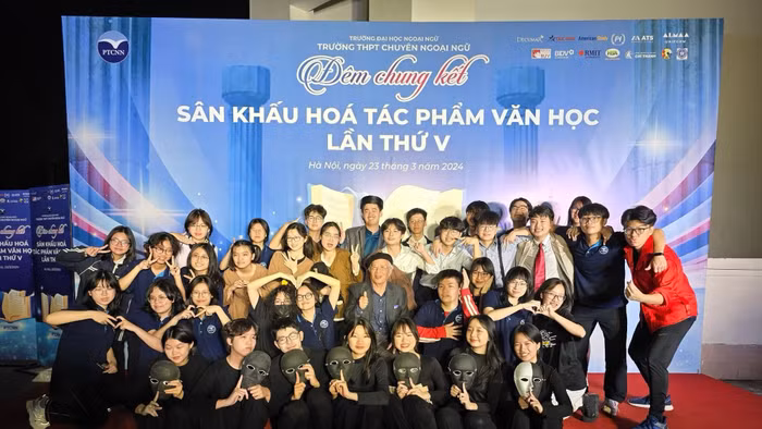 Yến Trang tích cực tham gia Cuộc thi Sân khấu hoá tác phẩm văn học với tinh thần sáng tạo và đam mê nghệ thuật.