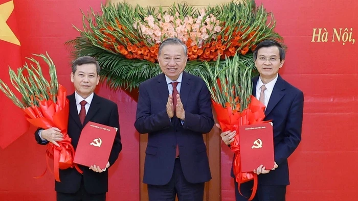 Tổng Bí thư Tô Lâm trao Quyết định của Bộ Chính trị cho các đồng chí Lê Minh Trí (bên trái) và Đoàn Minh Huấn (bên phải). (Ảnh: Thống Nhất/TTXVN)