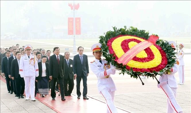 Tổng Bí thư, Chủ tịch nước Lào Thongloun Sisoulith và phu nhân cùng Đoàn đại biểu cấp cao Đảng, Nhà nước Lào đã đến đặt vòng hoa, vào Lăng viếng Chủ tịch Hồ Chí Minh. Ảnh: An Đăng/TTXVN