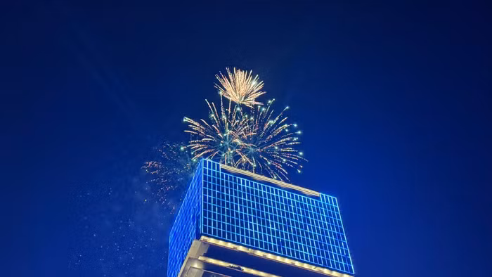 TPHCM bắn pháo hoa tại tòa tháp Saigon Marina IFC (phường Sài Gòn). Ảnh: Thùy Linh.