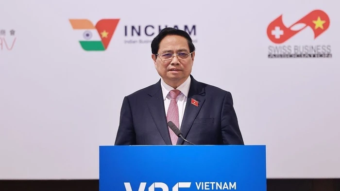 Thủ tướng Phạm Minh Chính phát biểu tại Diễn đàn doanh nghiệp Việt Nam thường niên với chủ đề “Doanh nghiệp đồng hành với Chính phủ chuyển đổi xanh trong kỷ nguyên số.” (Ảnh: Dương Giang/TTXVN)