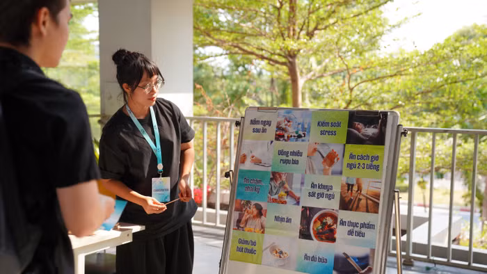 Người trẻ tìm hiểu các biện pháp hạn chế bệnh dạ dày.