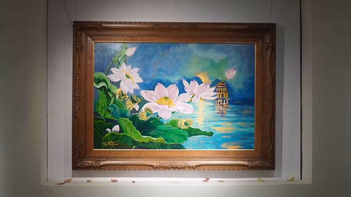 Tranh trưng bày tại triển lãm "Sen tháng Năm". Ảnh: PV.