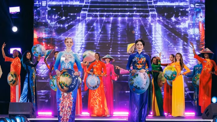 111 thí sinh Miss World trình diễn áo dài nổi bật ở Vịnh Hạ Long