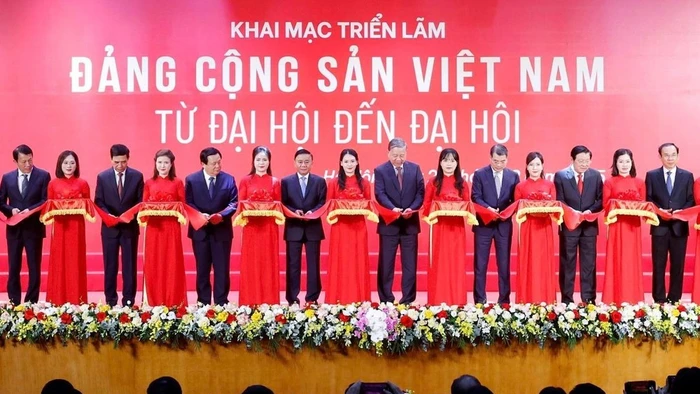 Tổng Bí thư Tô Lâm và các đồng chí lãnh đạo Đảng, Nhà nước cắt băng khai mạc Triển lãm "Đảng Cộng sản Việt Nam - Từ Đại hội đến Đại hội." (Ảnh: Thống Nhất/TTXVN