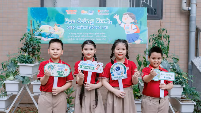 Học sinh trường Tiểu học Nguyễn Viết Xuân (Hà Nội) hào hứng check-in tại vườn ươm xanh.