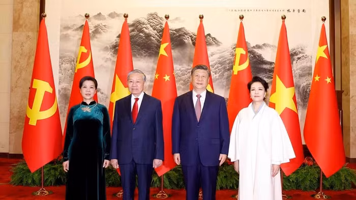 Tổng Bí thư, Chủ tịch nước Tô Lâm và Phu nhân cùng Tổng Bí thư, Chủ tịch nước Trung Quốc Tập Cận Bình và Phu nhân chụp ảnh chung. (Ảnh: Thống Nhất/TTXVN)