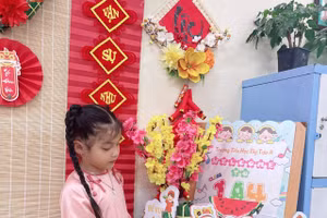 Học sinh Trường Tây Tựu A (phường Tây Tựu, Hà Nội) cùng trang trí không khí Tết.