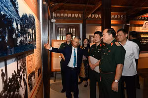 Các đại biểu tham quan Di tích lịch sử quốc gia Địa điểm Trường dạy làm báo Huỳnh Thúc Kháng.