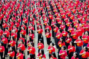 Trong không khí trang nghiêm, toàn thể đại biểu đồng thanh hát vang Quốc ca.