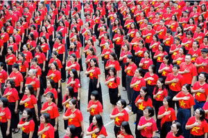 Trong không khí trang nghiêm, toàn thể đại biểu đồng thanh hát vang Quốc ca.