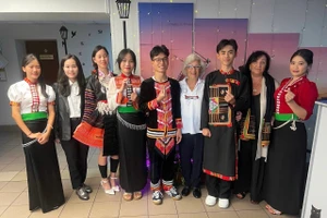 Tòng Văn Trường (thứ ba từ phải sang), học sinh lớp 12C3, Trường PTDTNT THPT tỉnh Điện Biên.