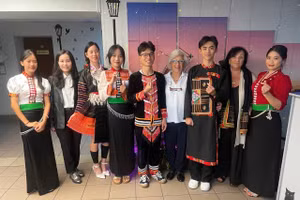 Tòng Văn Trường (thứ ba từ phải sang), học sinh lớp 12C3, Trường PTDTNT THPT tỉnh Điện Biên.